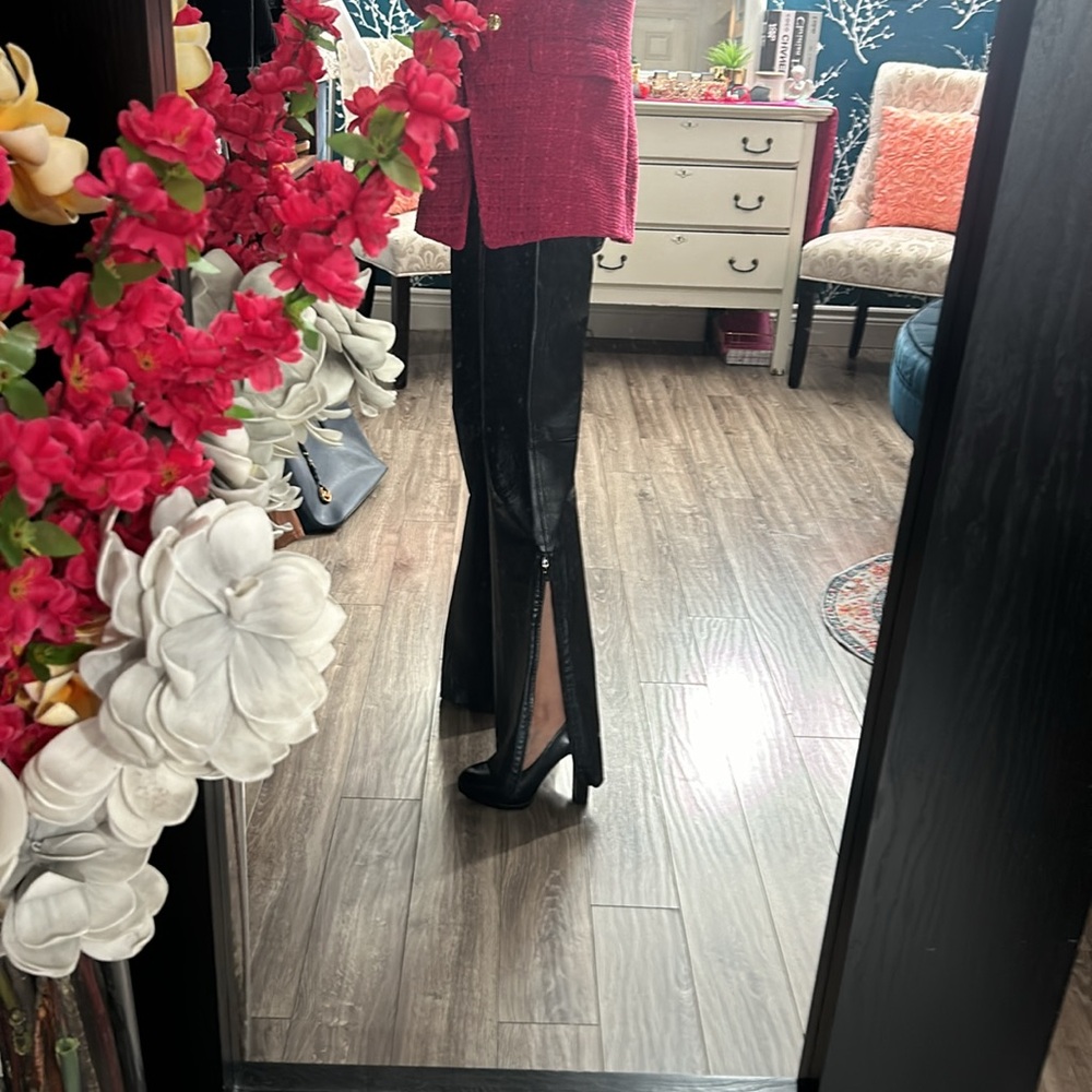 GORGEOUS DANIER Black Leather pants that flare out at the bottom with a zipper. - Picture 3 of 15